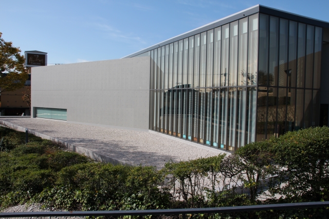 コンクリート住宅の屋根防水工事とは？塗料の選び方や費用相場を詳しく解説
