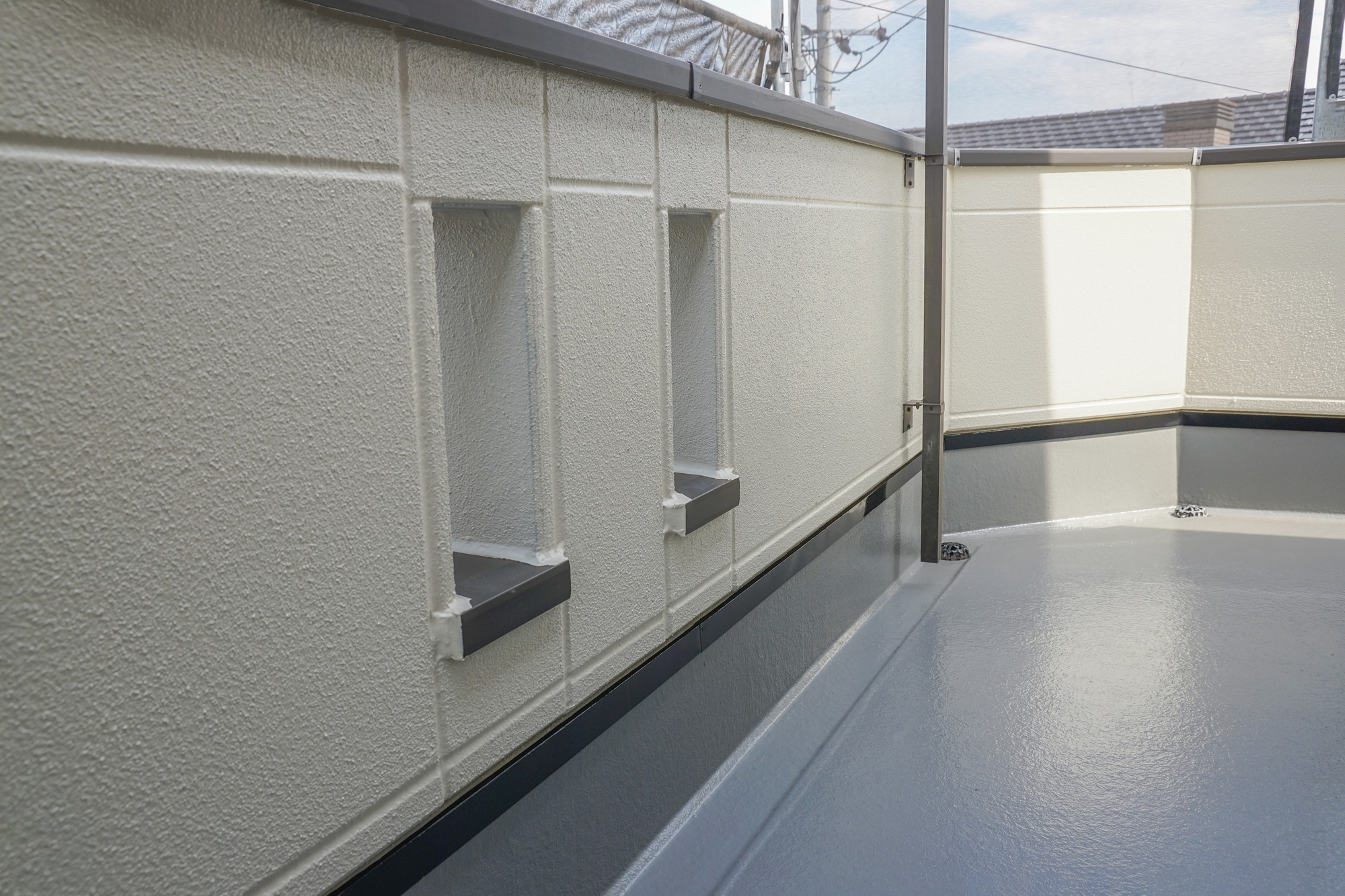 ベランダ防水工事は検討すべき劣化サインは？費用相場や工法の種類を解説