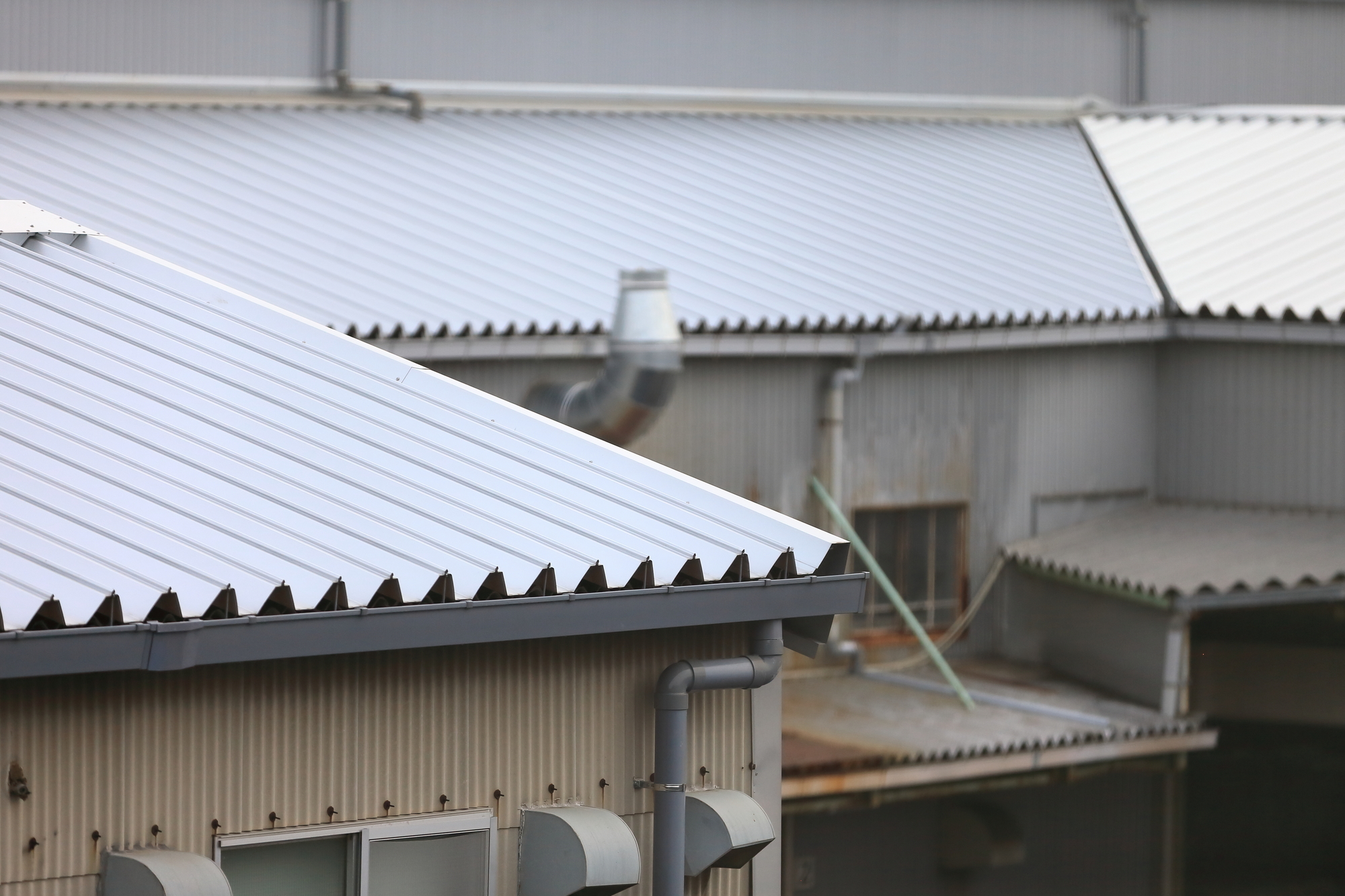 倉庫の屋根防水工事ガイド｜工法・費用・耐用年数・成功のポイント