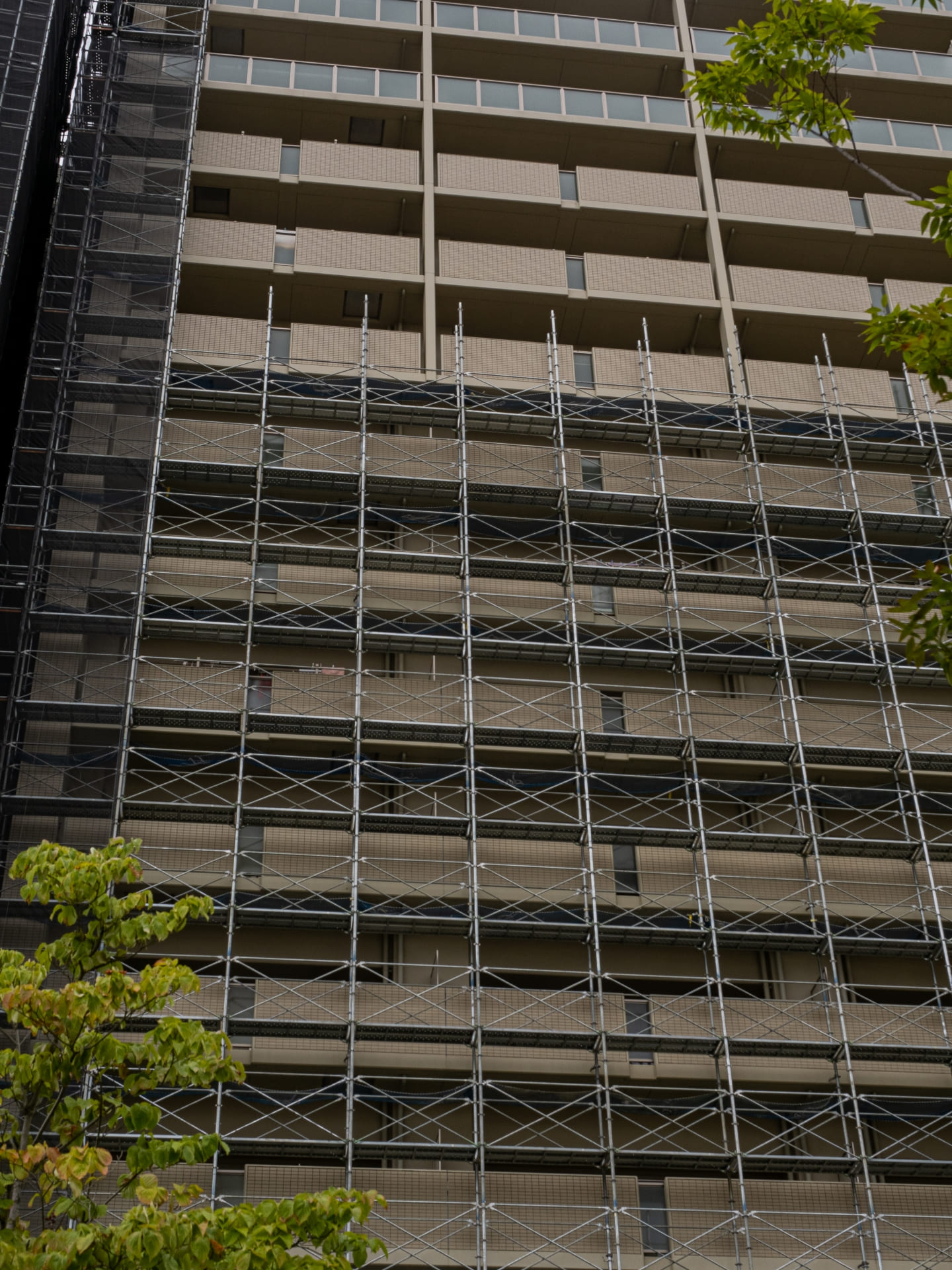 大規模の修繕で屋根工事はどうする?葺き替え・カバー工法の違いと費用相場について