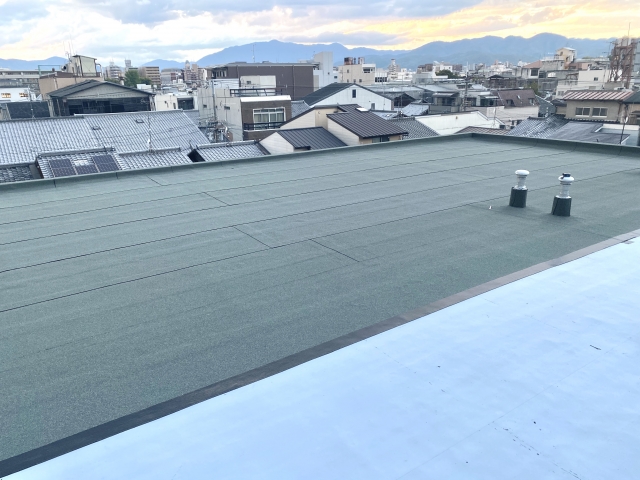 アスファルト防水の種類とは？工法別の特徴・費用・耐用年数・施工手順を解説