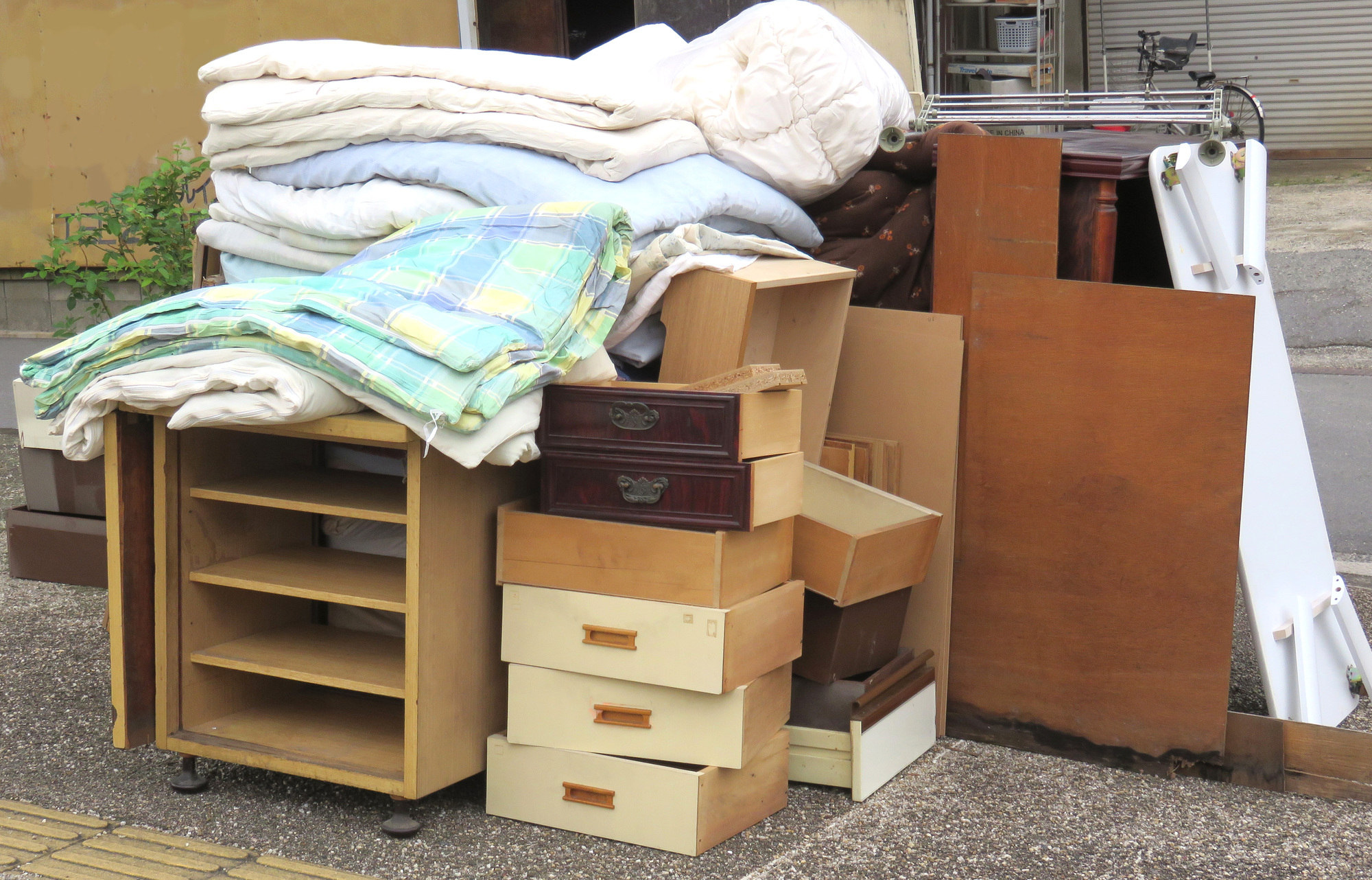 不法投棄は警察に通報すべき?マンションのゴミ捨て場で起きたときの正しい対処法と防止策