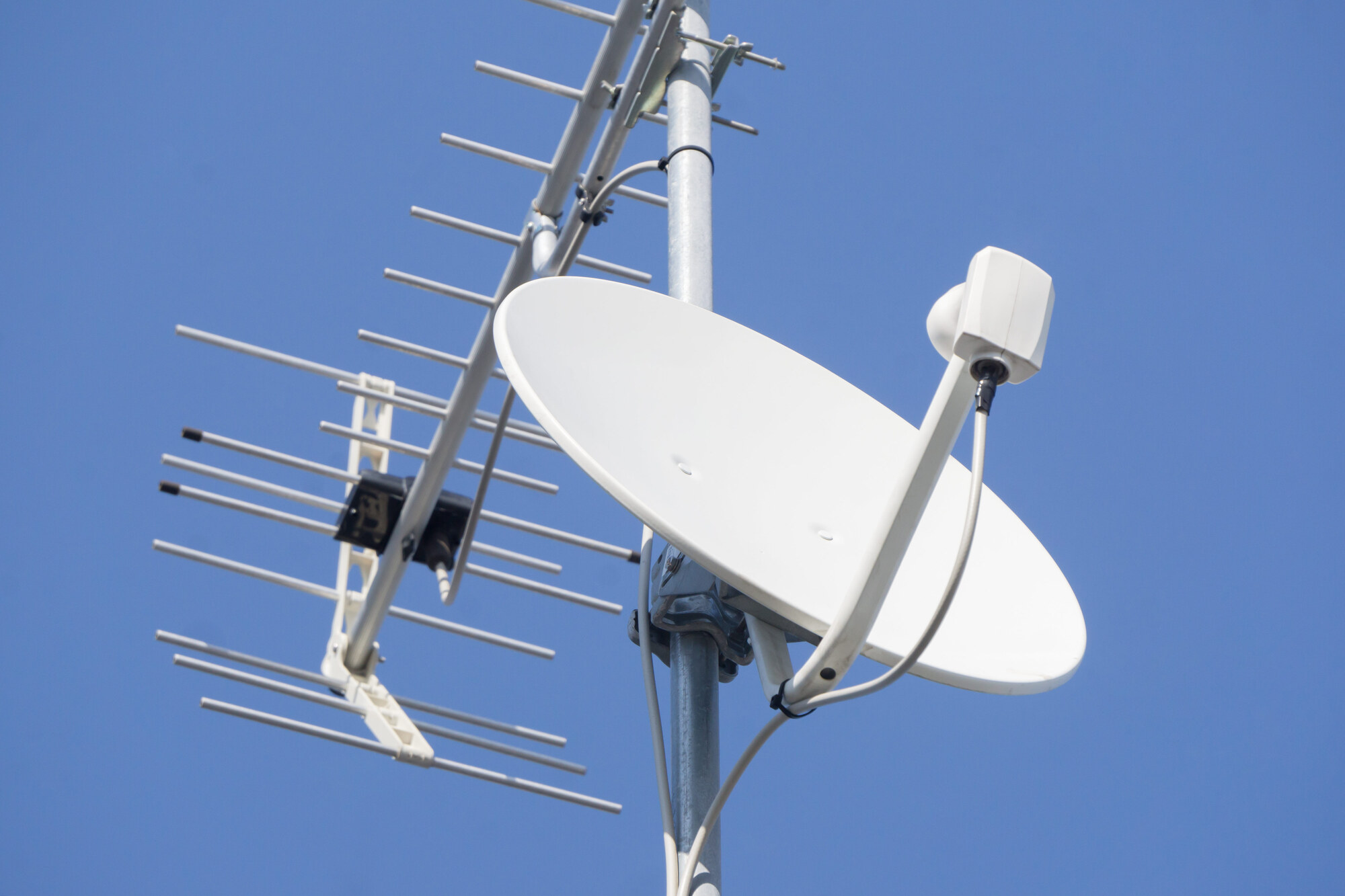 NHK衛星契約とは?受信料や対象になる人から金額を押さえる方法を紹介