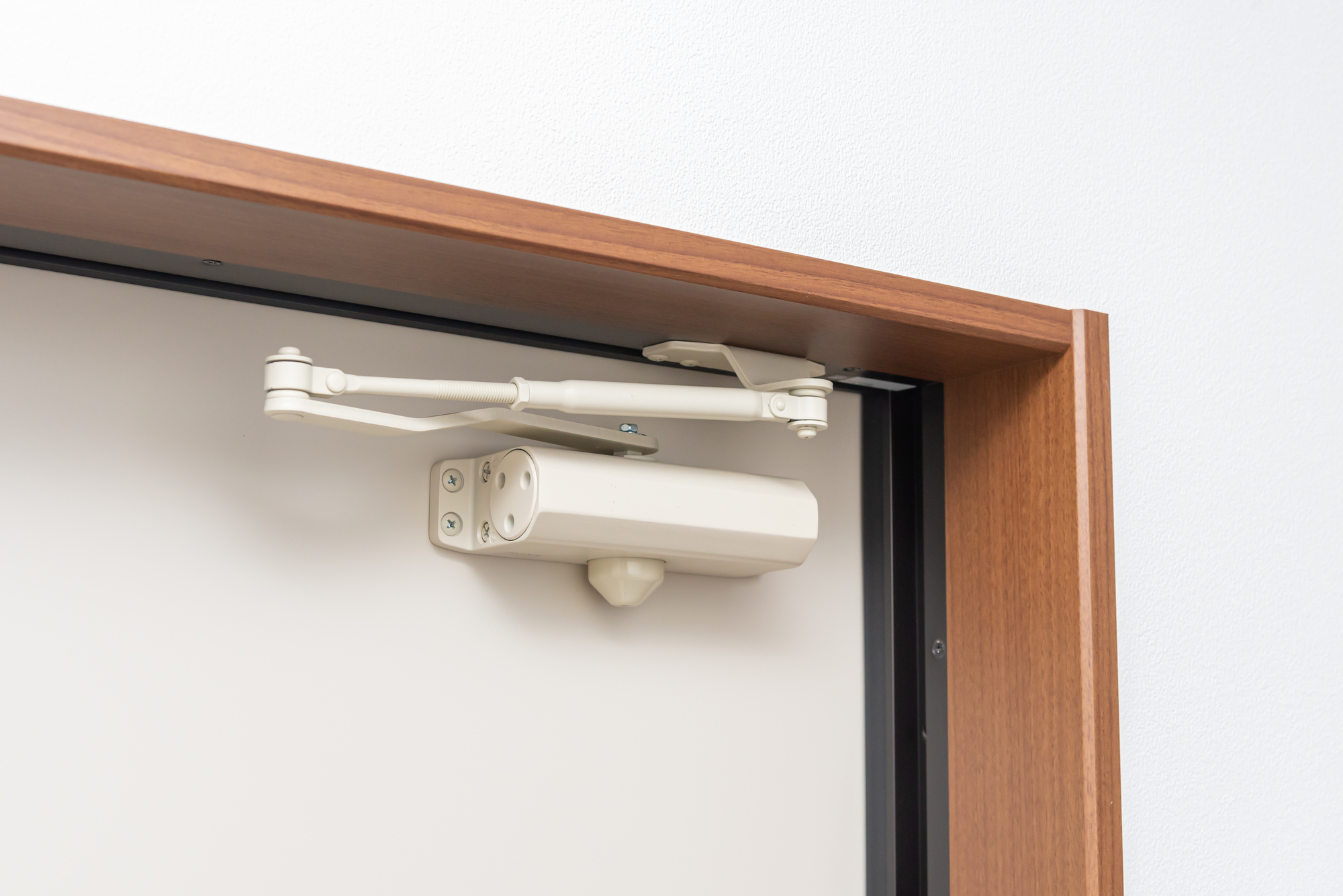 マンションのドアクローザーは共用部？専有部？修繕費用の負担者と交換時期をわかりやすく紹介