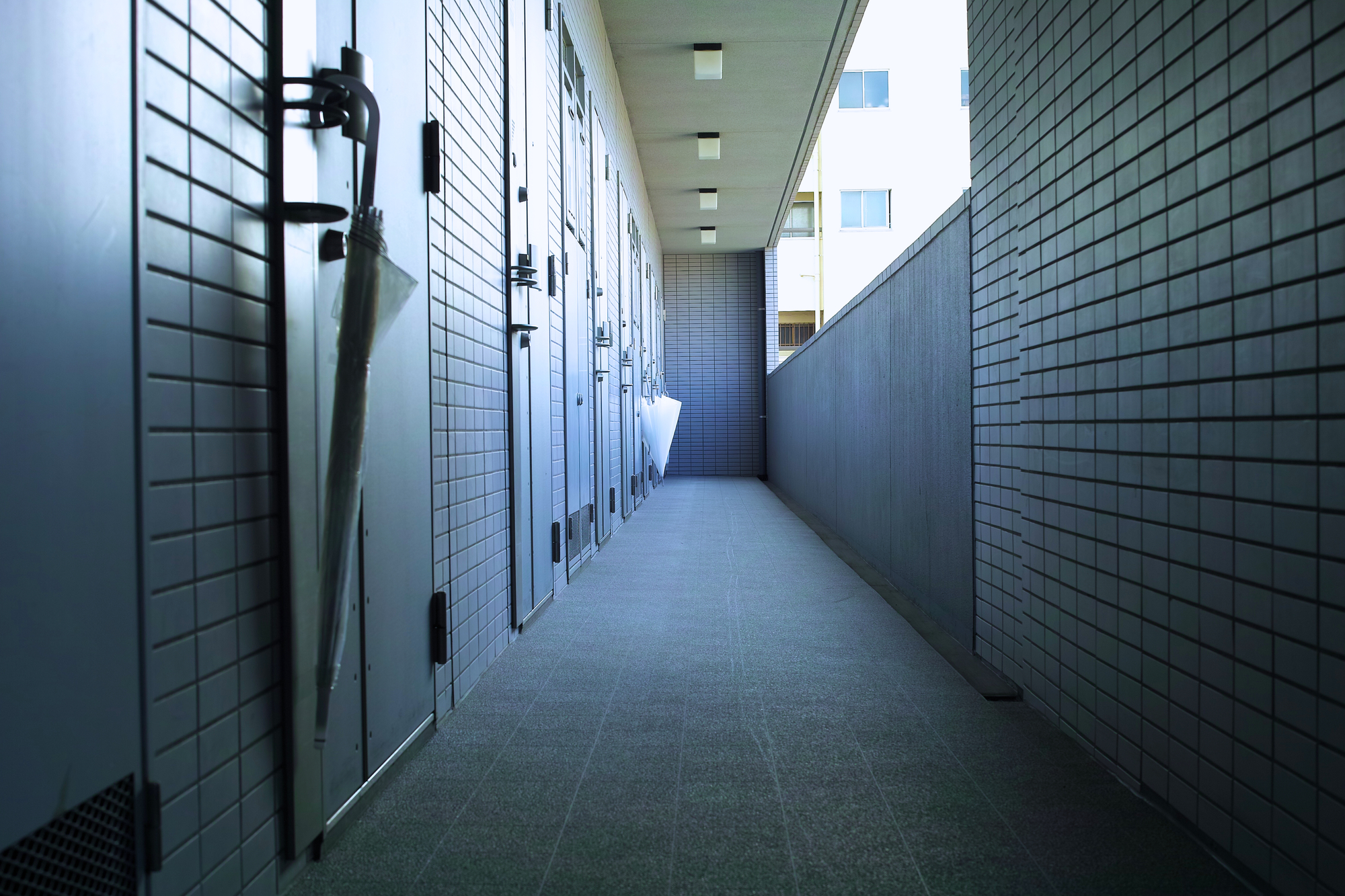 マンションの共用部分に私物を置くのはNG？トラブル回避と対処法を徹底解説