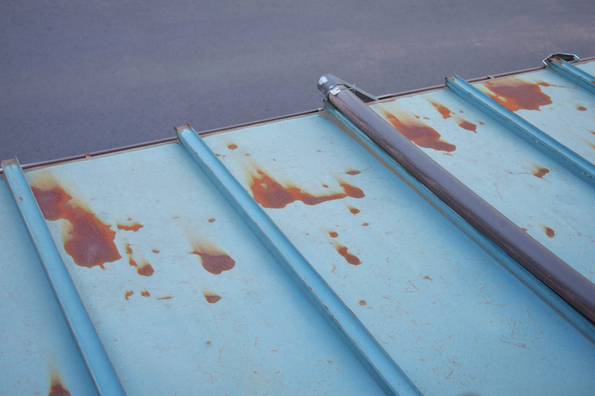 ブリキ・トタン屋根の防水工事会社の選び方｜費用相場と失敗しないポイントを解説