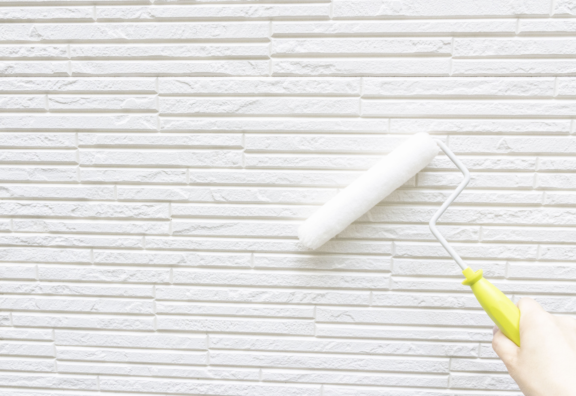 外壁塗装のDIYは自分でできる？必要な道具や正しい手順から業者依頼すべきケースまで解説