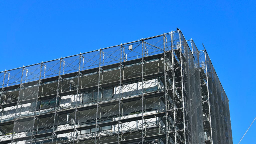 マンション大規模修繕で足場を設置した外観