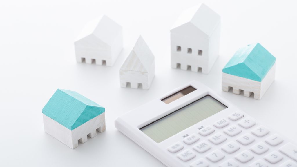 電卓と家の模型