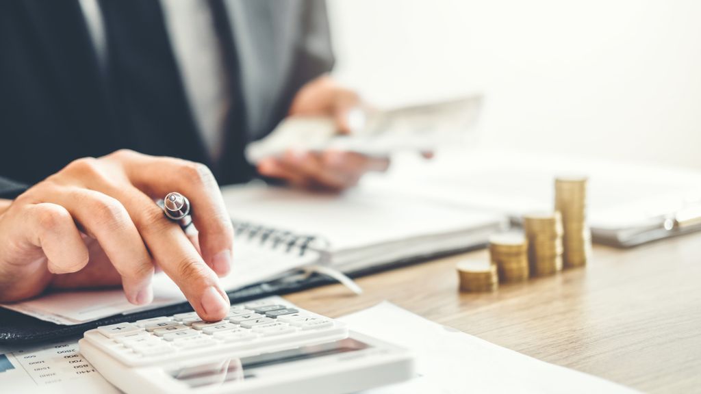 電卓を打っている手元