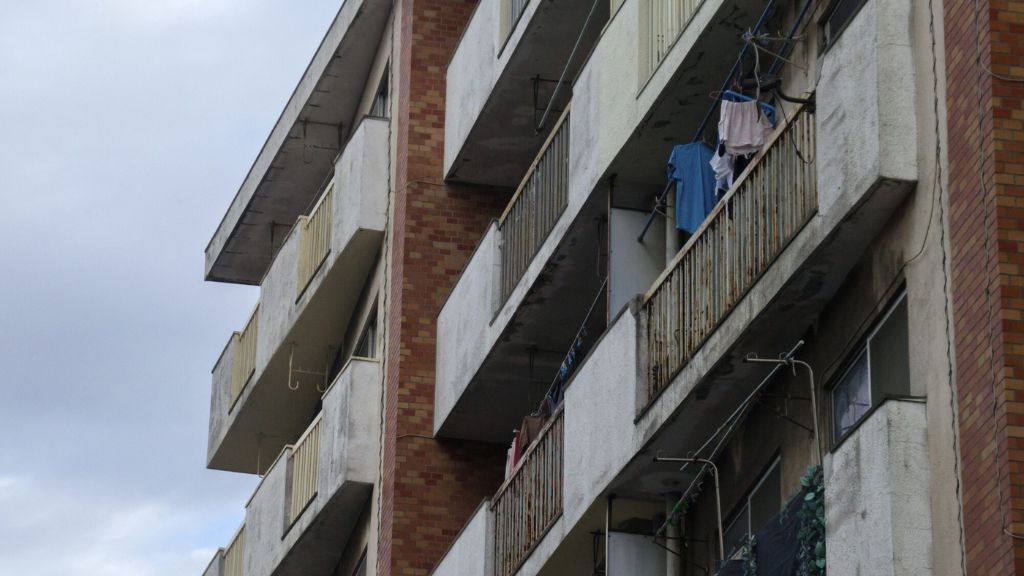 老朽化したマンションの外観