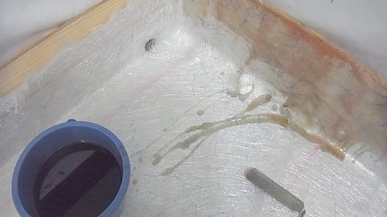 FRP防水で樹脂を塗り込む作業の写真